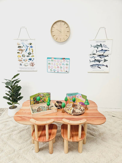 Child hardwood cloud table with 4 chairs